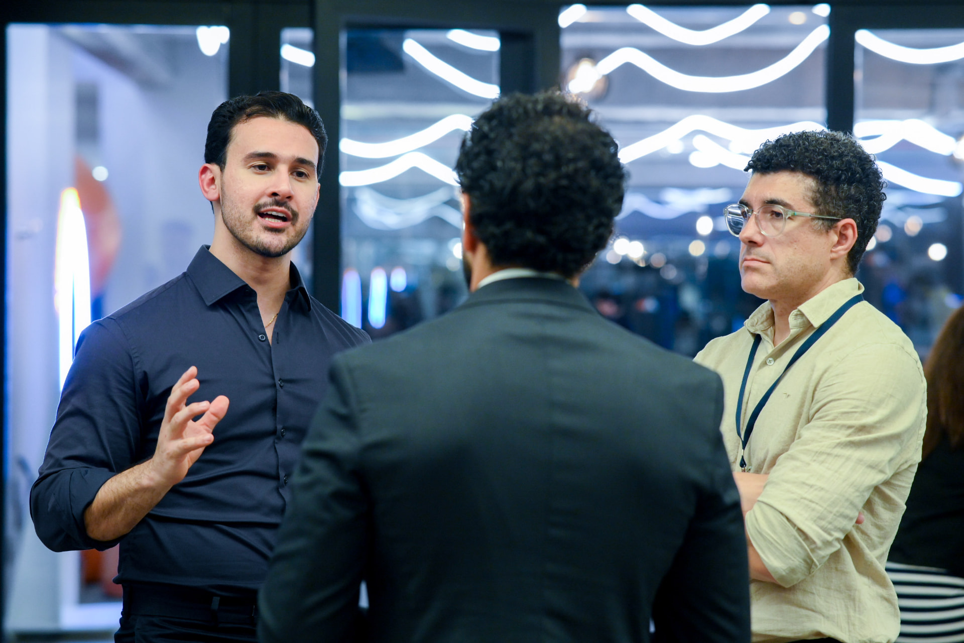 Grupo de empresários em conversa no evento Acelera IA