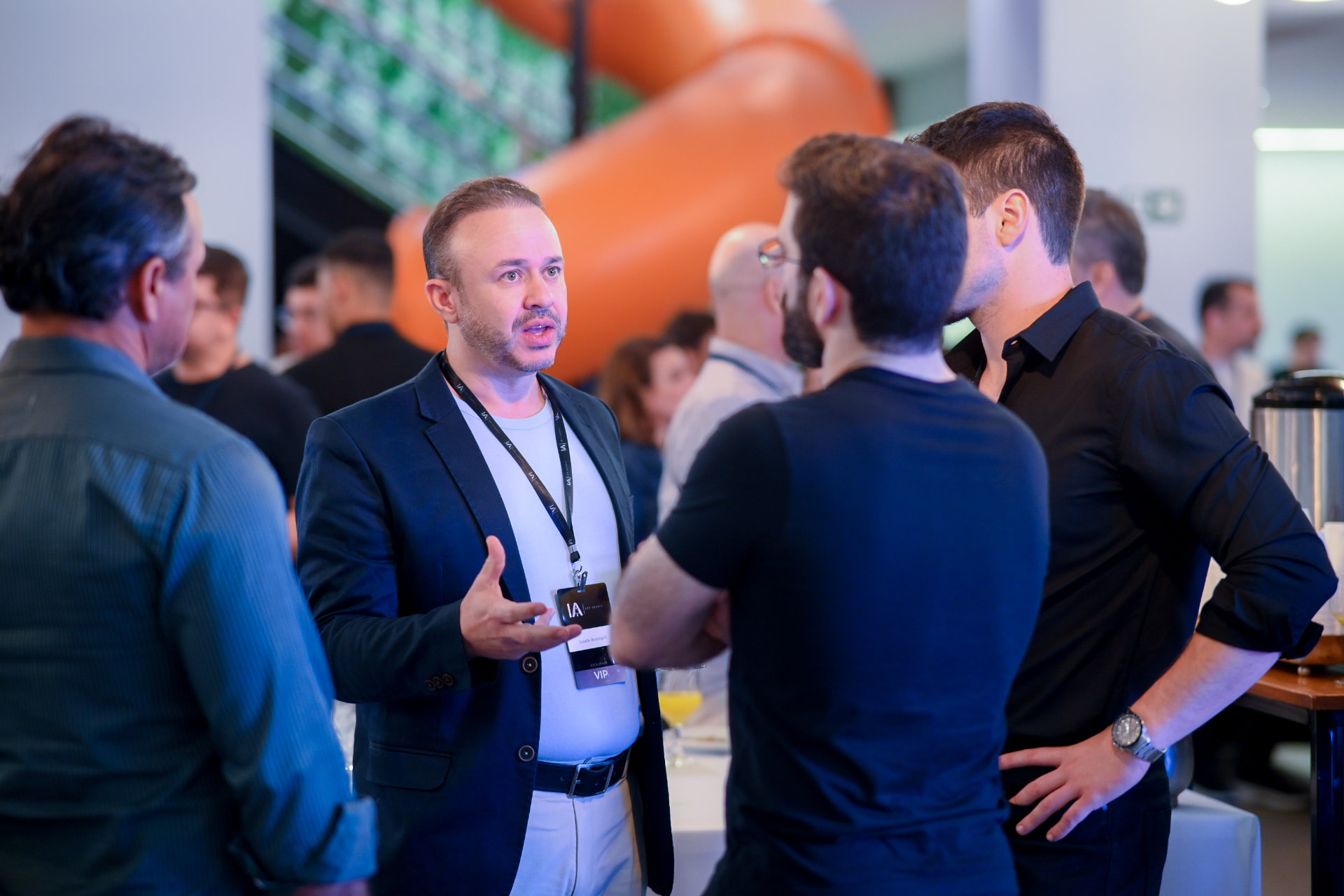 Empresário conversando durante o networking da Imersão Acelera IA